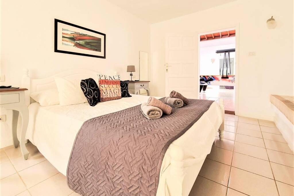 Stunning Sea View Villa With 6 Bedrooms & Heated Pool - Villa Renaissance Playa Blanca  Pokoj fotografie
