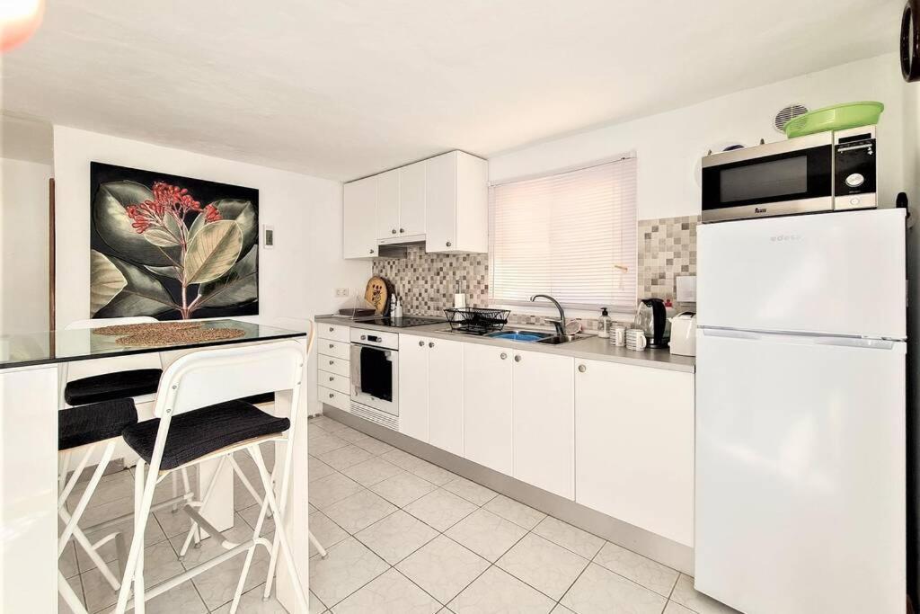 Stunning Sea View Villa With 6 Bedrooms & Heated Pool - Villa Renaissance Playa Blanca  Pokoj fotografie